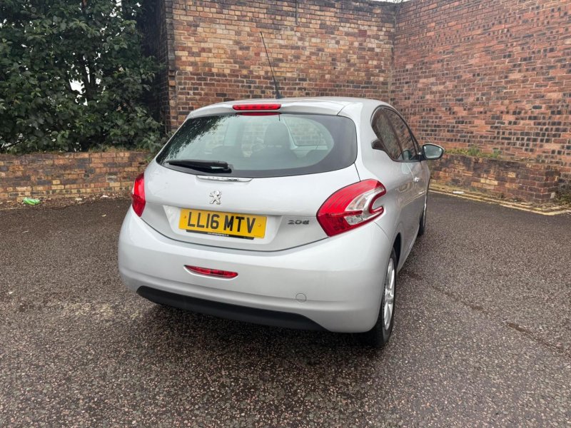 PEUGEOT 208