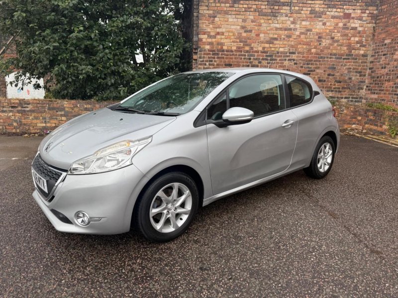 PEUGEOT 208
