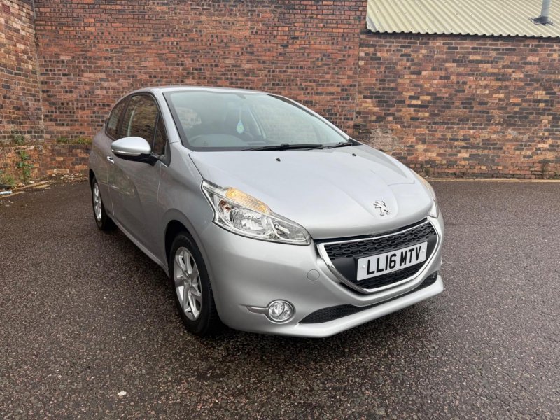 PEUGEOT 208