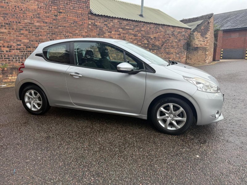 PEUGEOT 208