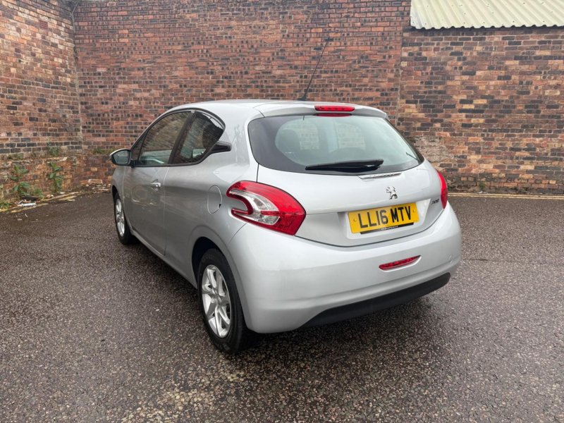PEUGEOT 208