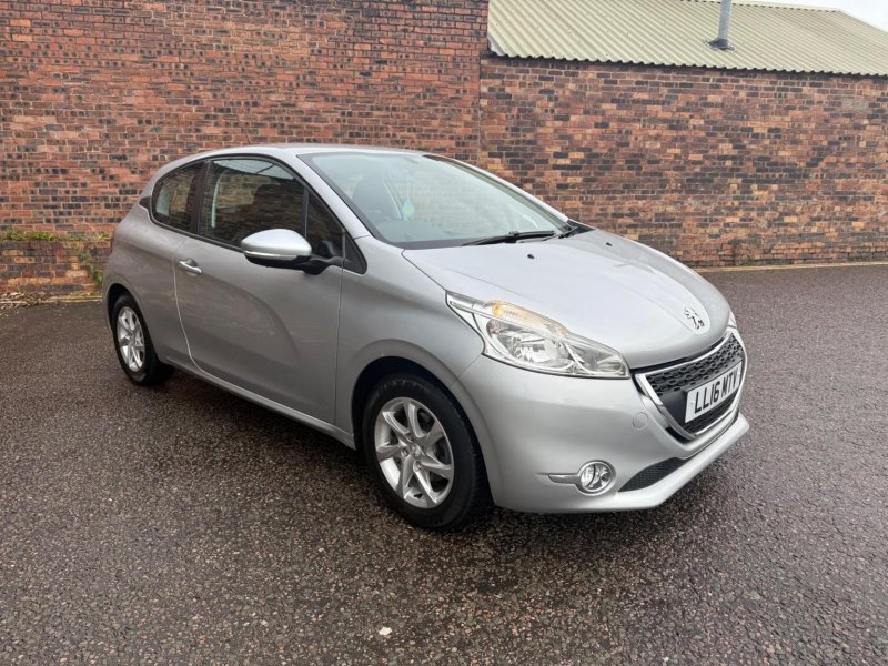 PEUGEOT 208