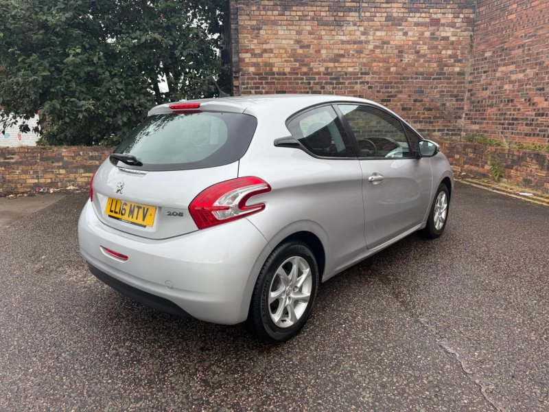 PEUGEOT 208
