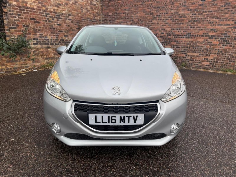 PEUGEOT 208